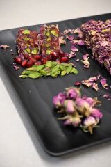 Gül Yaprağı Kaplı Narlı Antep Fıstıklı Lokum