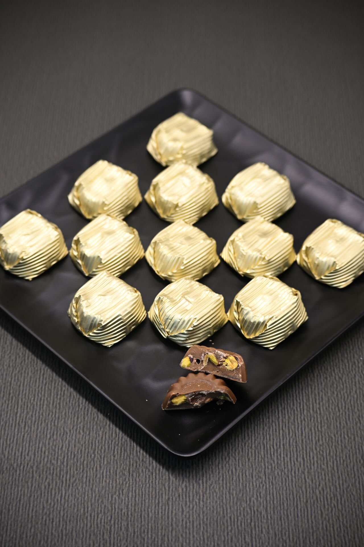 Melodi Yaldızlı Kristal Tüm Antep Fıstıklı Çikolata Altın