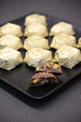 Melodi Yaldızlı Kristal Tüm Antep Fıstıklı Çikolata Altın